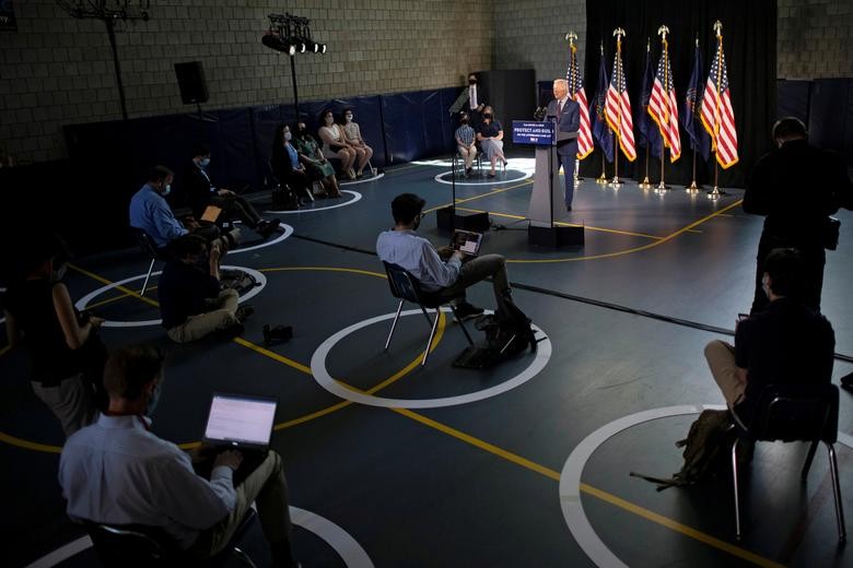 Journalists maintain physical distance while Democratic U.S. presidential candidate and former Vice President Joe Biden speaks during a Biden campaign event at a recreation center in Lancaster, Pennsylvania.  REUTERS/Mark Makela  